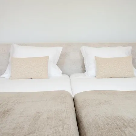 Apartment Plum Guide - Lemon Zing Lisbon