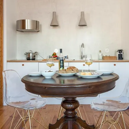 Plum Guide - Lemon Zing Lisbon